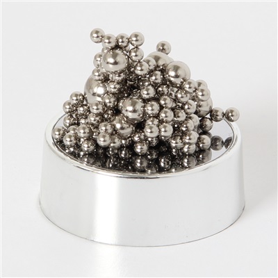 Kugler på kraftig magnet